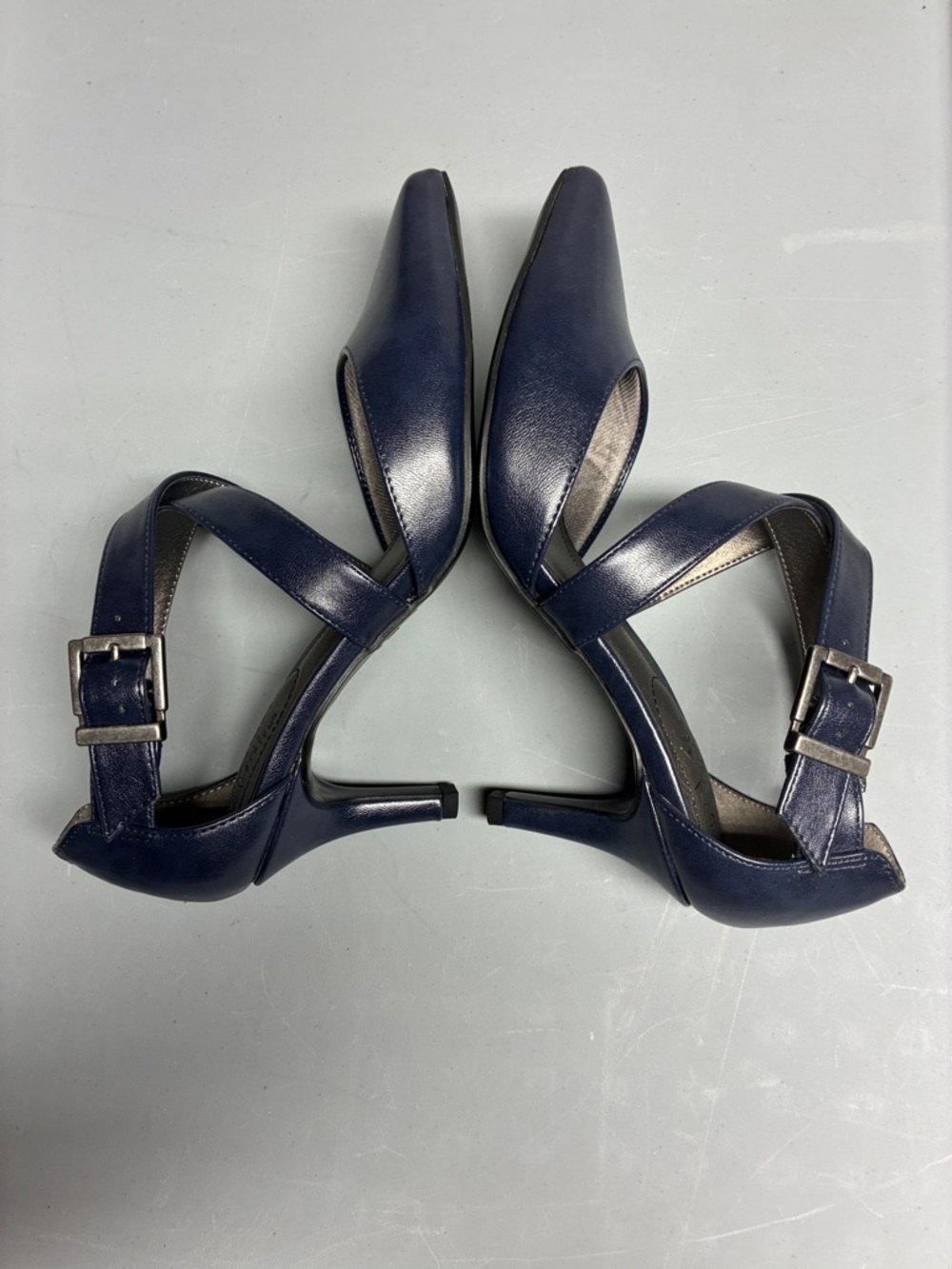 Life Stride Navy Pointy toe Pumps 6W